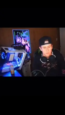Streamer PC Falls off Everlong number 44.932* #gamer #pc #pcgamer #pcgaming #pcgamingsetup #setupgamer #gamersetup #hardware #streamer #fails #meme #funny #everlong #everlongmeme #everlongedit 