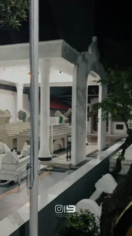 kenapa makam pahlawan Pangeran Diponegoro yang hidup di Yogyakarta dan memimpin perang di tanah Jawa bisa berada di Makassar? Pangeran Diponegoro dimakamkan di Makassar Perjalanan Pangeran Diponegoro ke Makassar karena ia berhasil ditangkap Belanda dan diasingkan ke Manado. Kemudian, pengasingan Pangeran Diponegoro dipindahkan ke Benteng Rotterdam, Makassar. Di kota Angin Mamiri ini, Pangeran diasingkan hingga wafat. Oleh karena itu, Pangeran Diponegoro dimakamkan Kompleks Kampung Jawa, Makassar. Lokasi pemakaman tepatnya di Kelurahan Melayu, Kecamatan Wajo, Makassar, Sulawesi Selatan. Selamat Hari Pahlawan,  Makasar, Juli 2023 #makassar #haripahlawan #pangerandiponegoro #pangerandiponegoromakassar 