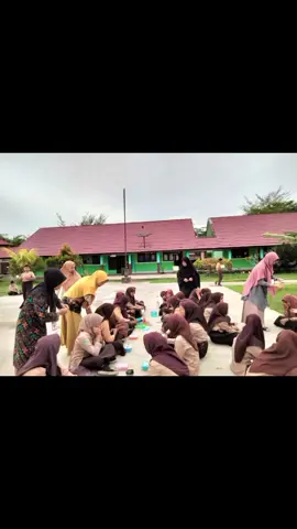 Aksi Bergizi yaitu salah satu program nasional terkait gizi di sekolah mengenai peningkatan status kesehatan anak usia sekolah dan remaja, kegiatan rutin yg dilaksanakan di  SMP 9 Teluk Keramat pada hari jumat program ini terdiri dari 3 rangkaian kegiatan yaitu 1.Sarapan Bersama 2.Konsumsi TTD(Tablet Tambah Darah)  3.Pendidilan Gizii #CapCut  #aksibergizi  #aksinyata  #tablettambahdarah  #unicef #jumat  #kurikulummerdeka  #programnasional2023  #pendidikan 