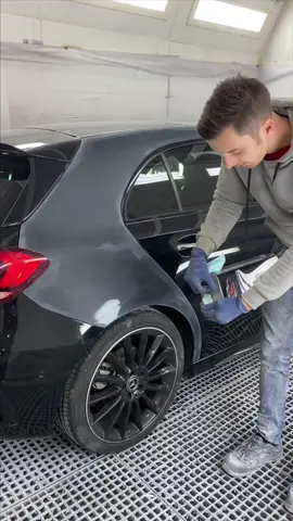 Avant d’appliquer la peinture bien dégraisser l’élément. #pourtoi #peinturecarrosserie #automobile #carrosserie #autobodyrepair 