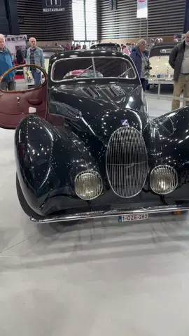 Du coup 😛je continue avec la Talbot Lago exposée juste a coté qui est une Talbot Lago T150 C-SS de 1938 dite “goutte d’eau” carrossee par Figoni et Falaschi et qui a été fabriquée a 14 exemplaires seulement 😇 et il y en a 2 a epoqu auto ce week end 😅 quelle ligne 🥰 #epoquauto2023 #talbotlago #talbotlagot150 #figonietfalaschi #voituredexception #epoquauto 