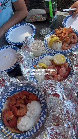 a must try if youre on oahu! i dont usually like to eat shrimp but i would go back for this😍 #giovannisshrimptruck #hawaiieats #hawaiitiktok 