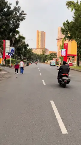 Vibess Sabtu Pagi Bintaro 🍃 #tangsellife #tangselpride #bintaro #tamanmentengbintaro #lottemart #bintarovibes #suasanapagi #jalanan #fypシ #fypシ゚viral 