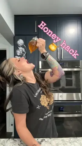 Replying to @T Alexa no crystals, no drip, no sticky honey mess 🖤🍯 #honey #musthaves #KitchenHacks #kitchengadgets 