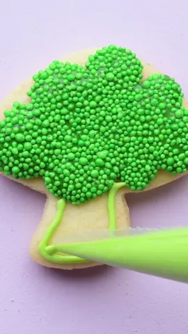 Broccoli doesn't look so bad now, does it? 🍪🥦 #soyummy #sugarcookie #cookiecrudite #cookiedecorating #broccoli #eatyourveggies #piping #icing #pipingtechnique  #HadaLaboSwipeJe 