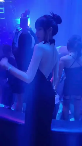 Khuyên tai lấp lánh. Trông em khá chảnh :)))))