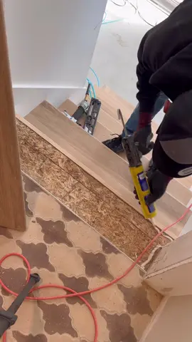 Garage stairs 👉 Gpr3Carpentry🔨. #carpentrytips #tools #carpenters #DIY #viralvideo #viraliza #tips #finishcarpentry #stairs 