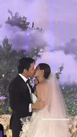 Khoảnh khắc chú rể dỡ khăn che mặt và h.ô.n cô dâu ngọt ngào làm sao #mark_prin #kimmy_kimberley #markkim #markimthewedding #tiktok #trend #foryou #fyp #mtnanh90 