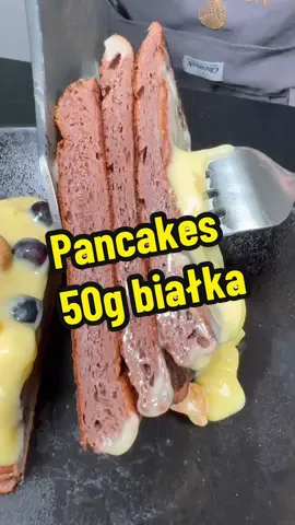 🥞🏋️‍♂️ Czy wiesz, że możesz zrobić pyszne, bogate w białko naleśniki w zaledwie 10 minut, używając tylko 4 składników? Prezentujemy przepis na Proteinowe Pancakes - idealne na szybkie, pożywne śniadanie lub przekąskę po treningu! 🏋️‍♀️🥞 👉 Składniki: Banan - naturalna słodycz i energia. Jajka - doskonałe źródło białka. Odżywka białkowa - dodatkowe białko dla mięśni. 🍫 Opcjonalnie: Dodaj kakao dla czekoladowego smaku! W jednej porcji tych naleśników znajduje się aż 50g białka! 🤯 Idealne dla sportowców, osób na diecie wysokobiałkowej lub każdego, kto chce dodać więcej białka do swojej diety. Spróbuj już dziś i daj nam znać, jak Ci smakowały! 🥞💪 #pyszne #mniam #jedzenie #pancakes #śniadanie #fit