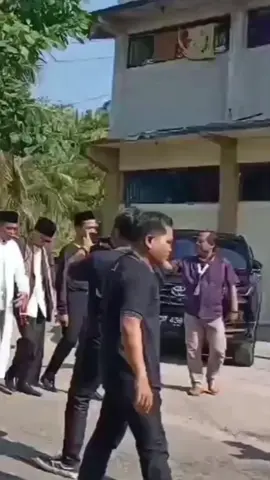 Wartawan ini jatuh ke got saat meliput berita. Dirinya tak menyadari ada got didepannya saat sibuk merekam. #lucu #funny #funnyvideos #wartawan #jurnalis #fypシ゚viral 