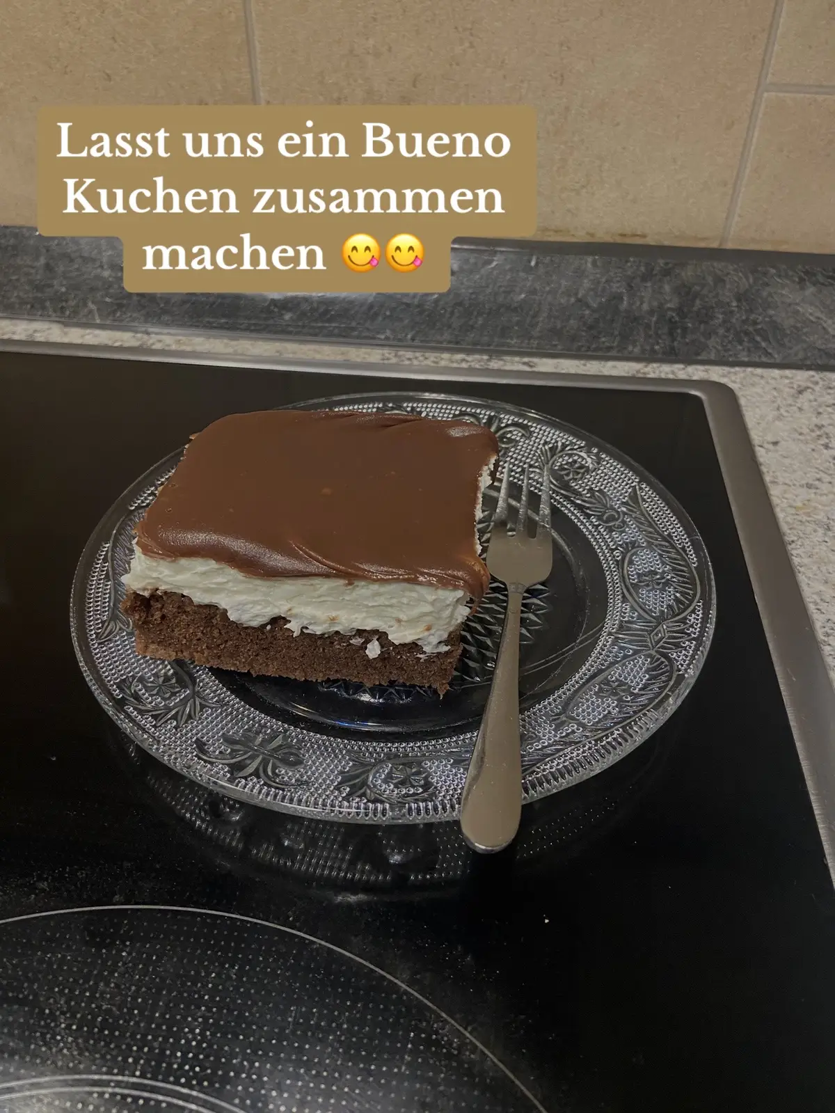 Für denn Kuchen:  -3 Eier -Eine Packung Vanille Zucker  -150gr Zucker  -280gr Mehl  -Eine Packung Backpulver  -100ml Öl  -200ml Wasser  -2 Esslöffel backkakao  Für 25 min Ober- und unterhitze bei 200grad backen lassen. Nach dem backen denn Kuchen mit 200ml Milch tränken. Für die Sahne: -500ml cremefine 19%fett (zum aufschlagen) -250gr mascarpone  -3 Esslöffel Puderzucker  ‼️Über Nacht im Kühlschrank lassen‼️ Für die Schokolade:  -200gr Schokolade  -150ml milch #fy #food #Love #fyp #yummyfood #cake 