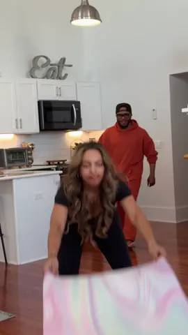 One arm pick up challenge  🫠🫠🫠🦾🦾🦾 #couple #challenge #lingandlamb 