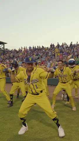 We’re always down for a little 90’s throwback🕺😎✨    #backstreetboys #savannahbananas #90skids #90smusic #millennial #bananaball #baseballmom 