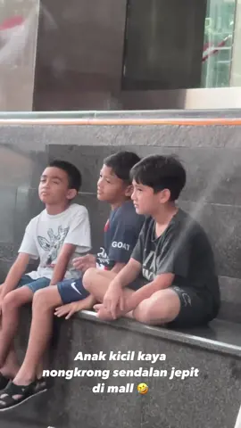 Aa Rafathar sudah bisa nongkrong sama temen - temen sekolahnya di mall #masyaallahtabarakkallah #nagitaslavina #raffiahmad #nagita #raffi #raffinagita1717 #rafathar #rayyanza #rafatharmalikahmad #rayyanzamalikahmad #cipung #cipungabubu #ransentertainment 