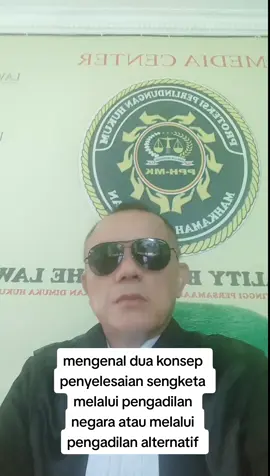 Penyelesaian perkara melalui pengadilan negara itu adalah bertarung atau pertarungan, konsep yg dipergunakan adalah melawan dengan data fakta maupun bukti dan argumentasi, kalau memang tidak salah yaa harus dilawan dengan keras ngga boleh diam apalagi manut, karena konsekwensinya adalah kalah kehilangan aset atau dihukum meskipun tidak bersalah Metode yang menjadi acuan adalah berdebat saling mempertahankan argumentasi, yang lemah segalanya pasti pihak yang disalahkan dan dikalahkan, menangpun di PN masih bisa dibatalkan oleh banding di PT, menang di PT masih bisa dibatalkan oleh kasasi MA menang di MA masih bisa dibatalkan oleh PK, uang banyak keluar hasilnya ngga pasti waktu yang terbuang dan tenaga terkuras habis Dalam persidangan di pengadilan negara hakim bersifat aktif menggali bukti material, sedangkan pihak jaksa atau lawan akan terus memaksakan dalil-dalil yang sudah disiapkan, pihak yang berperkara dan kuasanya harus menolak bukti bukti yg tidak berkesesuaian dengan fakta, bila perlu menyerang balik dan melawan secara aktif, bila merasa yakin anda tidak bersalah dan ada hal yang dipaksakan atau dibelokan dengan tegas ajukan keberatan, kalau diam dan nerimo mengikuti dalil-dalil dan tekanan lawan, hakim akan menganggap bersalah Penyelesaian perkara melalui pengadilan alternatif itu adalah berdialog untuk musyawarah mufakat mencari titik temu, sehingga lebih hemat dan ekonomis #fyp 