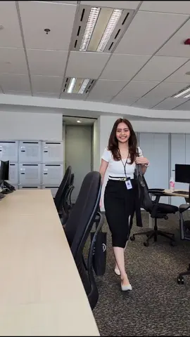 Monday and it's a black and white dresscode!! #fyp #budakcorporate #wfo #dailyoutfit #banker #corporateoutfit #SimpleOutfitIdeas #capsulewardrobe 