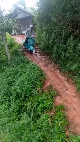 Vespa jatuh bikin ngakak! Panik gak? Paniklah~ #vespaindonesia #vespa #anakvespa #vespajatuh #vespasuper #flkssupport #fypシ゚viral #november #videolucu #ngakakkocak