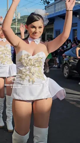 💃Bellas Cachiporristas de El Instituto Nacional de Armenia,  poniendo el toque de Baile y Belleza en el desfile de correos de su Municipio. 🎶