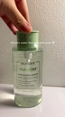 pertama cobain lgsg jatuh cinta! makeup, debu, kotoran apapun itu langsung keangkat cuma 1x swipe ajaa 🤭 ga lengket atau greasy sama sekali! plus kerasa bgt muka jadi lembab 🥰 loveee sekebon 💚 SKINTIFIC - Mugwort Purifying Micellar Water 300ml  #micellarwater #skintific #mugwortmicellarwater #skintificmicellarwater #rekomendasimicellarwater #fyp 