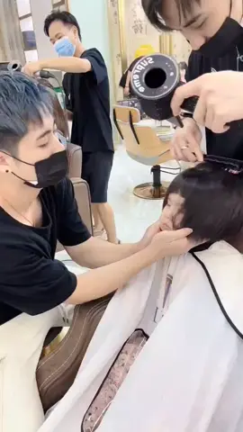 She fell asleep while getting her hair cut🤭🤭#funny #cute #cutebaby #hairdressing 