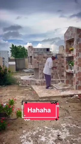 Pegadinha cemiterio maluco #humor #pegadinhas #fypシ #risada #risos #comedia #pegadinhasengraçadas #pegadinha #rir #videosengracados #kkkk 