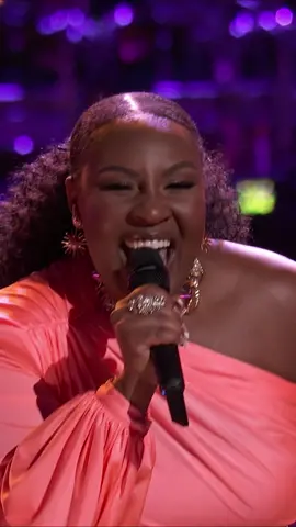 putting the LEGEND in #teamlegend !! 🤩 #thevoice #knockouts 