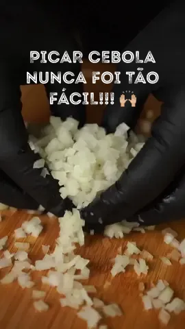 PICAR CEBOLA NUNCA FOI TÃO FÁCIL!!! 🙌🏼 - Picar cebola bem fininha é sempre um problema para ti? Eu tenho a solução. 😏 Experimenta aí em casa e diz aqui nos comentários como correu. 😏 E agora? Agora é a tua vez!!! 😉🫵🏽 - - - - - #qchef #ochefemtuacasa #truquesdecozinha #picarcebola #truquesedicas