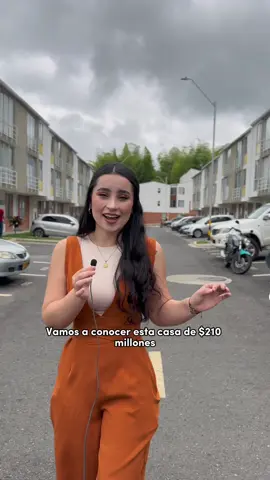 Buscas un apartamento para vivir en Pereira? 🏡 Acompañanos a conocer esta casa de $210 millones (pesos colombianos) ($53.000 dolares) ubicada en condina Pereira 🎉 Condina es una zona de alta valorización ubicada a aproximadamente 30 minutos del centro de la ciudad Este apartamento cuenta con 3 habitaciones, amplio espacio de almacenamiento en la sala, un baño, cocina y patio de ropas ☺️ El conjunto es una delicia, tiene piscina, juegos para los niños, zona bbq y más! Estás interesado? Déjanos un comentario en este video 🤩 #casaalaventa #casasincreibles #propiedadalaventa #viral #pereira 