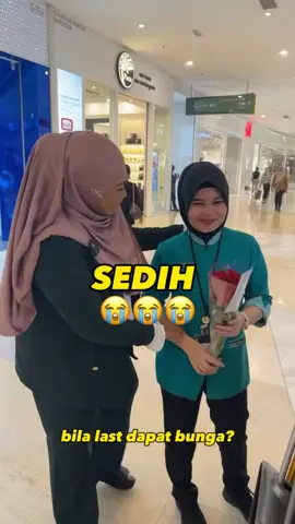 ‘ACTUALLY PADA AWALNYA DIA PULANGKAN BALIK BUNGA TU PADA KAK ZT SEBAB DIA RASA DIA TAK LAYAK NAK TERIMA’ 😭 Masa kak Zt bagi bunga-bunga mawar 🌹 Indah ini tak pernah terfikir apa-apa dalam hati selain dari hanya ingin membahagiakan.. Namun pertemuan dengan adik cleaner ni dan bila dia jawab dan nangis sebab seumur hidup tak pernah dapat bunga. Buat kak Zt 😭😭😭 betul-betul nangis. Tak sangka dalam hidup sebagai wanita yang suka kan bunga terutama mawar 🌹, ada yang tak pernah dapat pun walau sekuntum dalam hidup nya 🥲 Tunggu next lokasi kemana kita😘 #bunga #sedih #zeeta #zeetabeinspired  Much Love 💕  Kak Zt