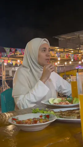 Aku Memilihmu, Karena ku sungguh Benar mencintaimu.., Masyaa Allah..,  Follow IG @dimasdhinistory  Follow IG @dimasdhinistory  Follow IG @dimasdhinistory  #dimasseto #dhiniaminarti #couplegoals #pasanganhalal 