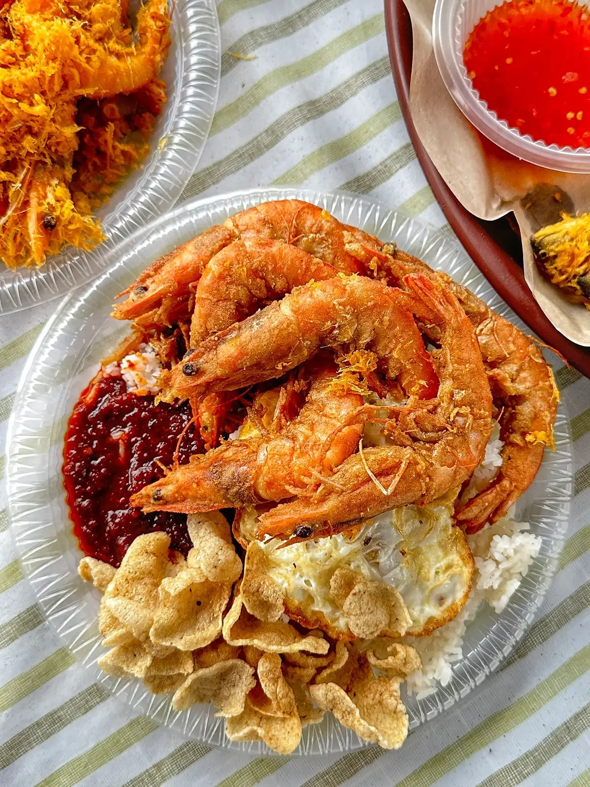 Tempat Makan Nasi Lemak Kukus Udang Selambak RM15. Dalam satu portion ada Telur, extra sambal, dan Udang selambak dekat Tokbah Celup Tepung Menu lain : Nasi Lemak Kukus Biasa Telur Mata Nasi Lemak Kukus Ayam  Nasi Lemak Kukus Udang  Nasi Lemak Kukus Sotong Nasi Lemak Kukus Ikan Ada juga menu lain : Set Talam Dulang Selambak RM50 (2-3 orang Makan) Set Udang Rahmah RM10 Set Ikan Rahmah RM10 【Tok'Bah Celup Tepung Viral 】 Lokasi : Foodcourt Tasik Biru, Celup Tepung Viral Tokbah, Kundang, Sg buloh ,Selangor (Bersebelahan Anjung D Tasek Biru)  📍Waze/Maps Tokbah Celup Tepung Waktu Operasi : Selasa - Ahad ( Isnin Cuti) 12 .30Tengah Hari - 10 Malam@Tokbah Celup Tepung Viral @Tokbah Celup Tepung 