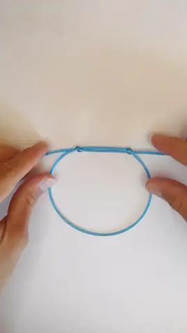 El nudo corredizo más fácil según mi criterio 🤗💙 . #bisuteria #bisutería #accesorios #pulseras #piedras #piedrasnaturales #hechoamano #aprender #aprenderbisuteria #reels #tutorial #tutorialbisuteria #macrame #nudos #buenasuerte #7nudos 