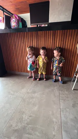Dá um abraço e um beijo no mano! #trigemeosdoparaiso #deciovitoriaedante #trigemeos #tripletsbabies #gemeos #quadrigemeos #family #quintoplus #familia