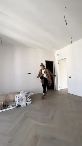 Ви не уявляєте як сильно я чекала на цей момент🙈більше підлоги чекаю хіба кухню🥹 Нарешті це стає похожим на квартиру, а не сирець🙌🏻 #ремонт #квартира #новобудова #квартирамрії #підлога #вініл #кварцвініл #spc #Home #repair #construction #apartment #floor #quartzvinyl 