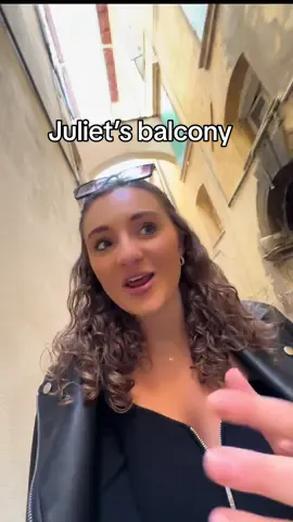 Living my Romeo and Juliet life in Verona 😍 #julietsbalcony #vlogtravel #veronavlog #romeoandjuliet 