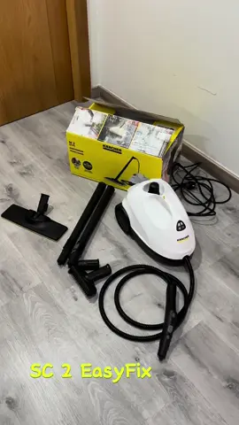 Sᑕ 2 ᕮᗩSYᖴI᙭ ᗯᕼITᕮ  Una limpiadora de vapor muy manejable de una marca con garantía . Consta de un depósito de agua de 1l que se calienta en muy pocos minutos. Sus accesorios son fáciles de instalar , tiene compartimentos en la misma para colocarlos.  Puedes limpiar desde suelos ( con su accesorio y gamuza incluido), azulejos , mamparas , tapicerías etc.. Dos intensidades de vapor que la hacen más versatil.  Un sistema de seguridad que impide que un niño pueda apretar la pistola en un momento y quemarse .  Elimina virus y 🦠 y deja nuestro hogar con una limpieza profunda .  Lo que más me gusta es su eficacia y su manejo . Gracias a @influenster de nuevo por darme la oportunidad de probar esta maravilla 😘 Tenéis limpiadora de vapor? La conocíais? #karcher #kärcher #limpiezasinquimicos #vapor #sc2easyfix #microinfluencer  #collaboration #ugc #ugccreator #influenster #sonibluekbeauty 