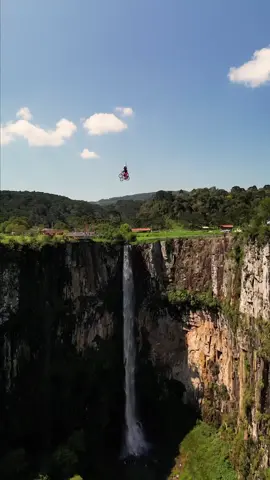 VAI VISITAR A SERRA?  Não esqueça de passar por esse lugar ♥️ Um viva pra liberdade! Dia de sol, vento e muita liberdade pedalando nos ares da Cascata do Avencal. A sensação aos mais de 120 metros de altura é uma experiência que você precisa ter na nessa vida. Melhor ainda é poder compartilhar essa experiência com um amigo(a). A cidade de Urubici é ou não um destino para todo tipo de turista. 📍 Cascata do Avencal - Urubici 🌎 Santa Catarina 🎥 @rafabridi / @slackerleo_ / @tirolesadebike  #santacatarina #serracatarinense #descubrasc #urubici #aventureirosdosul #tirolesadebike #naturalextremo #viverrequercoragem #turismonosul #tripmundao #trilhandotrilhas #adventuretime #outdoorlife #southamerica #urubici 