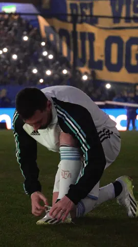 Por si o por no: ¿Lo ayudarías a atarse los cordones? Mañana 21hs nuestro Rey en la Bombonera 👑🔟🇦🇷 . . . #messi #bombonera #argentina 
