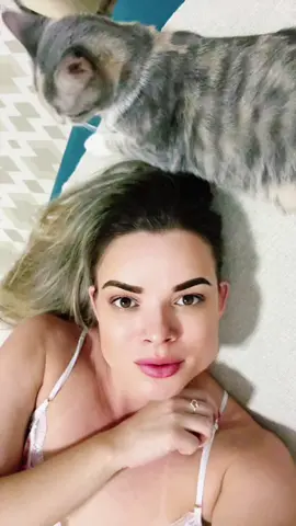 Minha companhia preferida! #nina #pet #viralvideo #gata #luansantana #loira 
