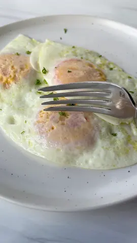 over-easy (medium) eggs! #overeasyeggs #overmediumeggs #eggstok 