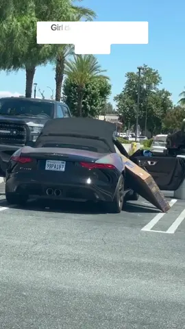 Girl drove with a TV on on top of the car roof without tieing it