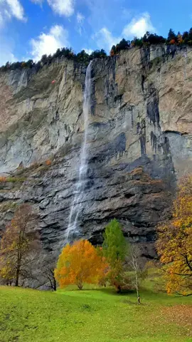 📍 Lauterbrunnen, Switzerland 🇨🇭 Follow us for daily Swiss Content 🇨🇭 It’s autumn in Lauterbrunnen, and the colors are absolutely breathtaking. This picturesque village is nestled in a lush valley surrounded by cascading waterfalls and vibrant foliage. If you prefer a quieter experience with fewer tourists, this is the perfect time to visit Lauterbrunnen. Enjoy the natural beauty and serenity of this Swiss gem! 🍂 📌 Save this for your (next) trip to Switzerland 🇨🇭  🎥 by: @swisswoow  #berneroberland #switzerland #mountains #schweiz #swissalps #myswitzerland #nature #inlovewithswitzerland #Hiking #swiss #alps #wanderlust #visitswitzerland #travel #jungfrauregion #suisse #landscape #bern #thunersee #naturephotography #blickheimat #grindelwald #lauterbrunnen #interlaken #lake #switzerlandpictures #swissmountains #switzerlandwonderland #switzerland_vacations #photography