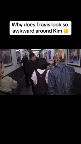 Why does Travis look like he feels uncomfortable around Kim? 🤔 or is it just me lol its so awkward knowing what we know now! #newepisode #thekardashians #hulu #thekardashianshulu #travisbarker #kimkardashian #kourtneykardashian #foryou #fyp #foryourpage #weird #awkward 