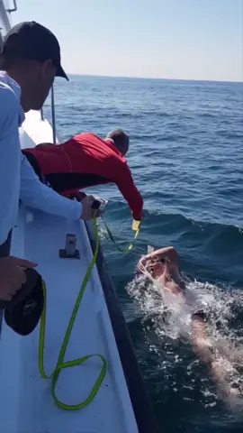 How Ultra-Marathon Athletes Drink While Swimming 🏊🏻‍♂️ (IG🎥: @andy.swimming) #extreme #unreel #ultramarathon #athletes #swimming