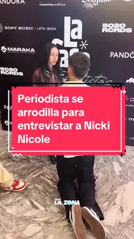 #NickiNicole vivió un divertido momento cuando un periodista tuvo que arrodillarse para entrevistarla! 😅 ¿Cuánto crees que mide la cantante argentina? 📏👀 #Viral #Noticia #PesoPluma #Argentina #Humor 