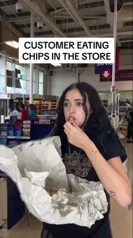 the way Im stood there actually eating a bag of chips 😂😭 (a repost) #uk #funny #retail ##customerservice