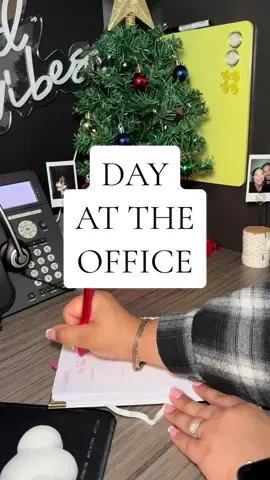 Today was a very rainy but chill day 💕 #cometoworkwithme #dayinmylife #officedayinthelife #officejob #minivlog #workdayvlog #asmrvlog #asmraesthetic #relatable #8to5worklife #8t05morning #realisticdayinthelife #pinkaesthetic #cubiclelife #realisticdayinthelife #officeroutine #cozyoffice #cozyofficesetup #comewithme 