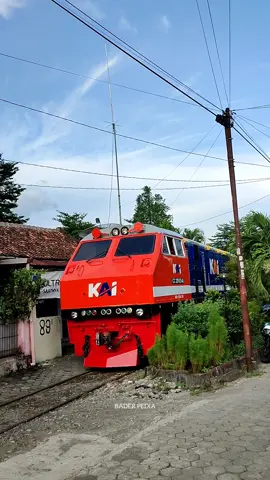 CC2018348 blusukan melewati perumahan warga saat keluar dari Balai Yasa Yogyakarta .  .  .  #kereta #keretaapi #keretaapiindonesia #keretaapikita #ka #kai #kai121 #sepur #loko #lokomotiv #lokomotif #cc201 #RnB #perawatan #balaiyasa #yogyakarta #blusukan #rail #railway #railfans #railfansindonesia #video #fyp #fypシ #fypシ゚viral #foryourpage 