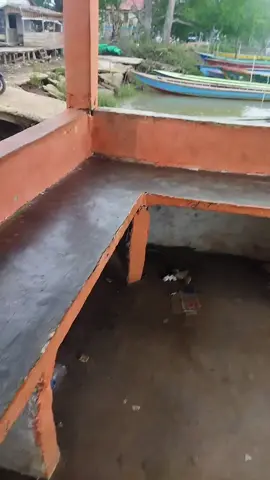 Palembang - kec. muara telang kalau naik motor.  Perjalanan yang sangat lelah jika tidak mensyukuri nikmat Allah.  Warga kecamatan Muara Telang, Banyuasin jika dari palembang atau dari kota kabupaten dengan mengendarai sepeda motor, inilah jalannya.  perjalanan ± 50 km dr pusat kota palembang, lbh dari 100 km jika dari kota pangkalan balai, Banyuasin.  #jalan #tanah #air #ketek #nyeberang #sungai #banyuasin #sumsel #perjuangan 