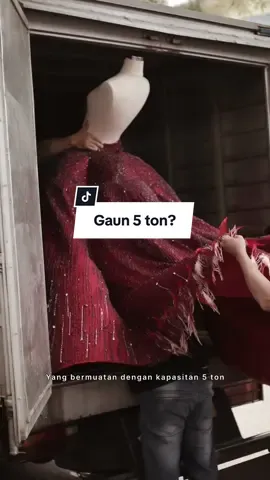 Berapa kiloo ya gaun ini? ✨ #GayaDiTikTok #TikTokFashion 